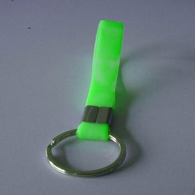 100% のシリコーンのペンダント昇進の Keychain の金属の付属品、Pantone 色